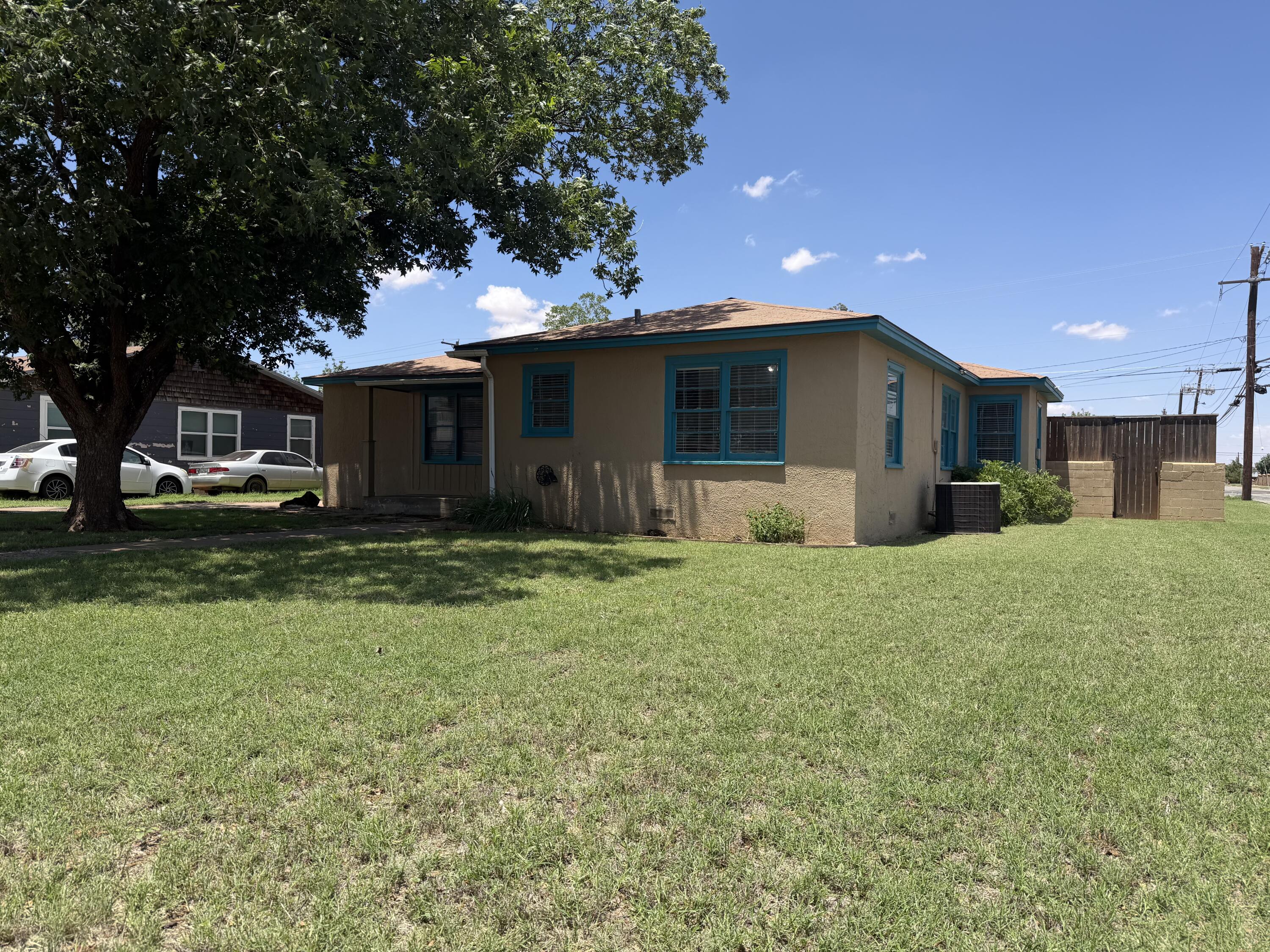 711 E Oak Street - Photo 2