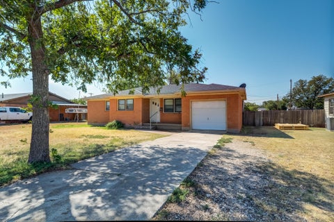 Photo of 412 Hicks Place, Levelland, TX 79336 (MLS # 202612136)