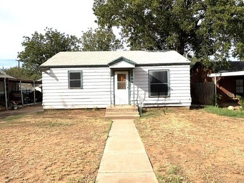 Photo of 1816 N 2nd Street, Tahoka, TX 79373 (MLS # 202613158)