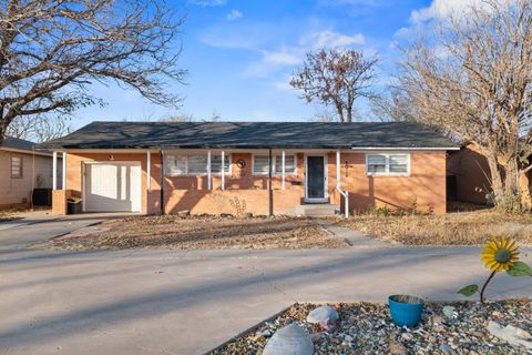 Photo of 407 Pine Street, Levelland, TX 79336 (MLS # 202607208)