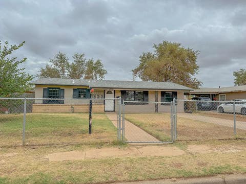 Photo of 2722 E 9th Street, Lubbock, TX 79403 (MLS # 202609930)