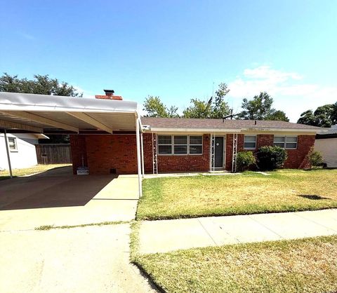 Photo of 715 6th Place, Idalou, TX 79329 (MLS # 202610026)