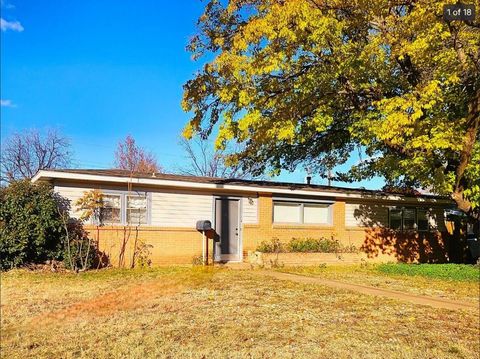 Photo of 2520 38th Street, Lubbock, TX 79413 (MLS # 202603561)