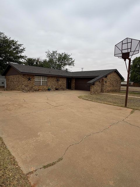 Photo of 803 S Howell Street, Brownfield, TX 79316 (MLS # 202606694)