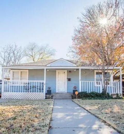 Photo of 2103 30th Street, Lubbock, TX 79411 (MLS # 202606017)