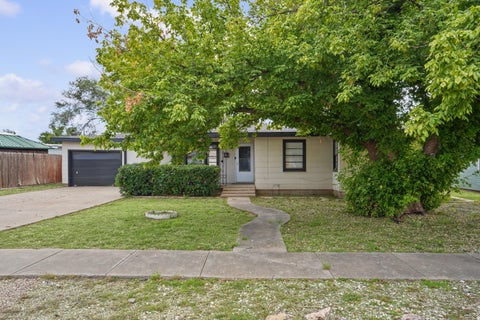 Photo of 406 11th Street, Levelland, TX 79336 (MLS # 202614461)