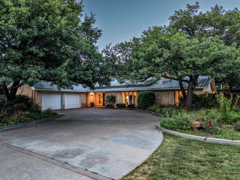 Photo of 305 Wayne Avenue, Lubbock, TX 79416 (MLS # 202610725)