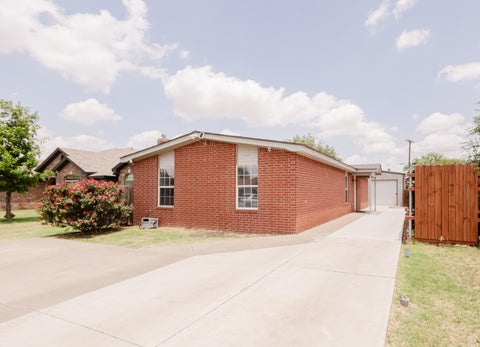 Photo of 614 Locust Street, Idalou, TX 79329 (MLS # 202612790)