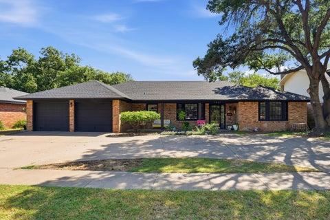 Photo of 7817 Kenosha Avenue, Lubbock, TX 79423 (MLS # 202612707)