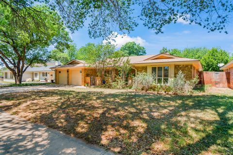Photo of 3428 68th Drive, Lubbock, TX 79413 (MLS # 202606373)