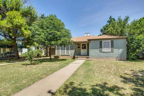 Photo of 2708 33rd Street, Lubbock, TX 79410 (MLS # 202606294)