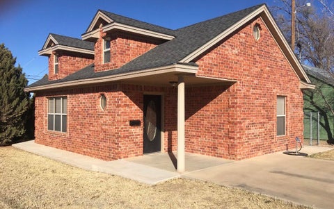 Photo of 101 SE 6th Street, Plainview, TX 79072 (MLS # 202610220)