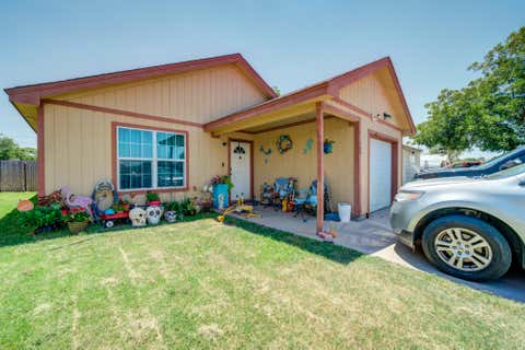 Photo of 109 80th Street, Lubbock, TX 79404 (MLS # 202609544)
