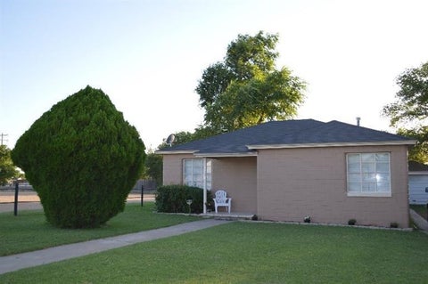 Photo of 1204 Ave K, Levelland, TX 79336 (MLS # 202613525)