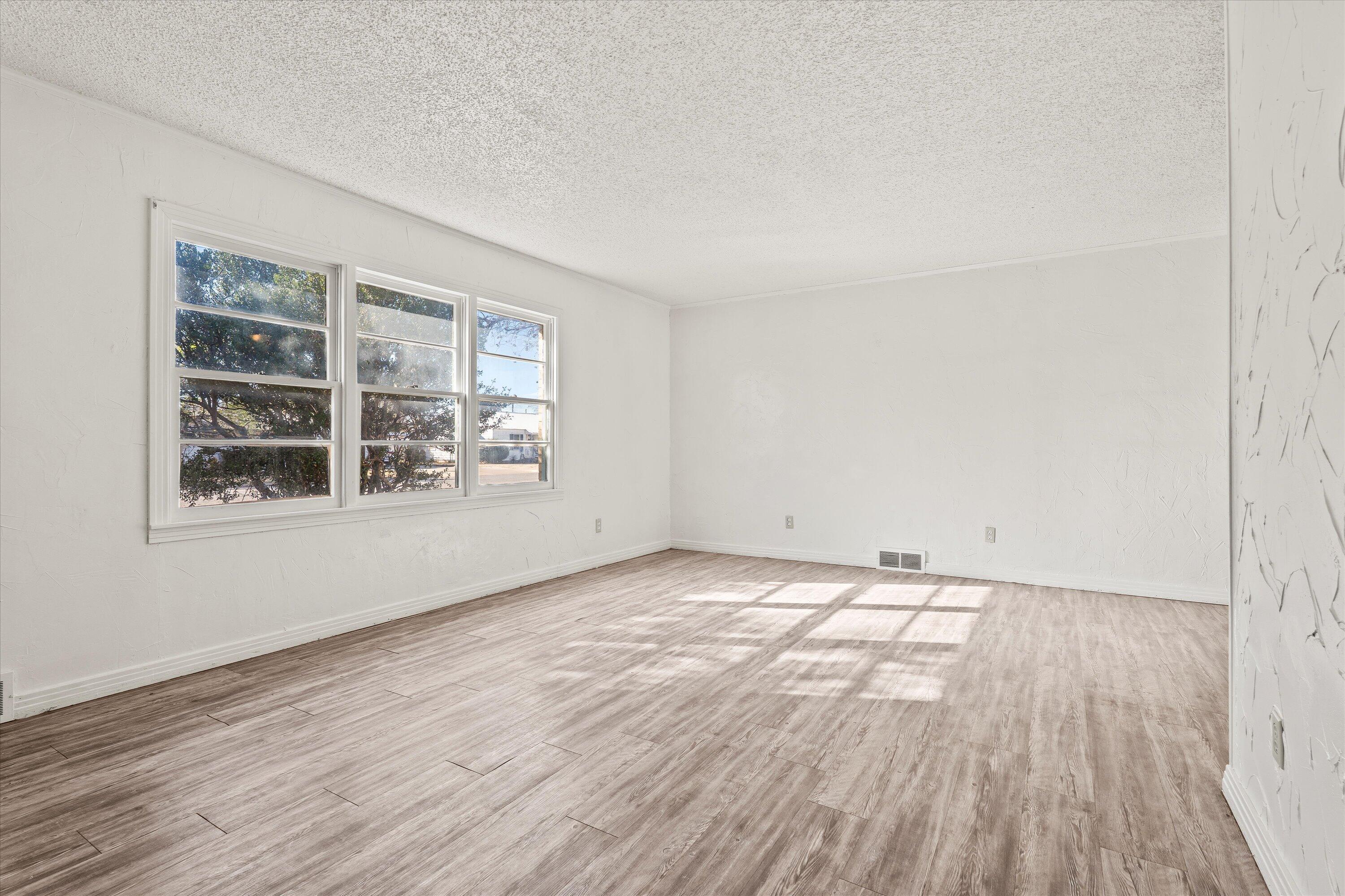 1105 E Cardwell Street