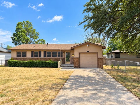 Photo of 1605 42nd Street, Lubbock, TX 79412 (MLS # 202613407)