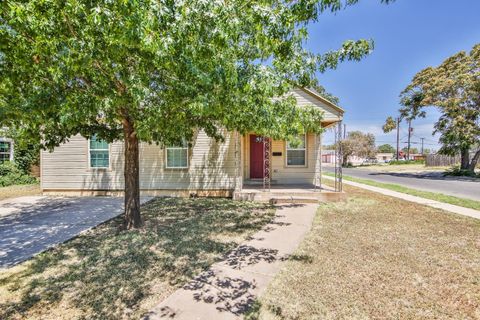 Photo of 2302 20th Street, Lubbock, TX 79411 (MLS # 202610257)