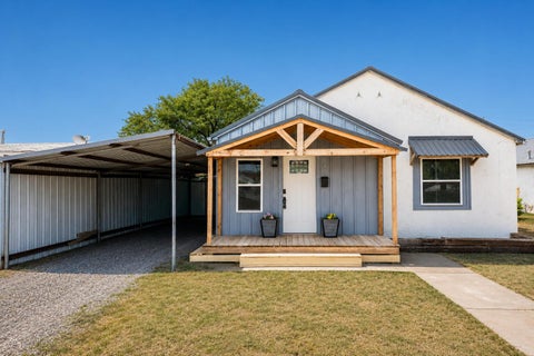 Photo of 840 S 11th Street, Slaton, TX 79364 (MLS # 202612278)