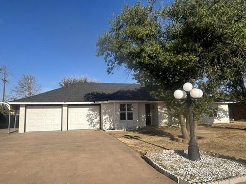 Photo of 802 N Sherman Avenue, Levelland, TX 79336 (MLS # 202611679)