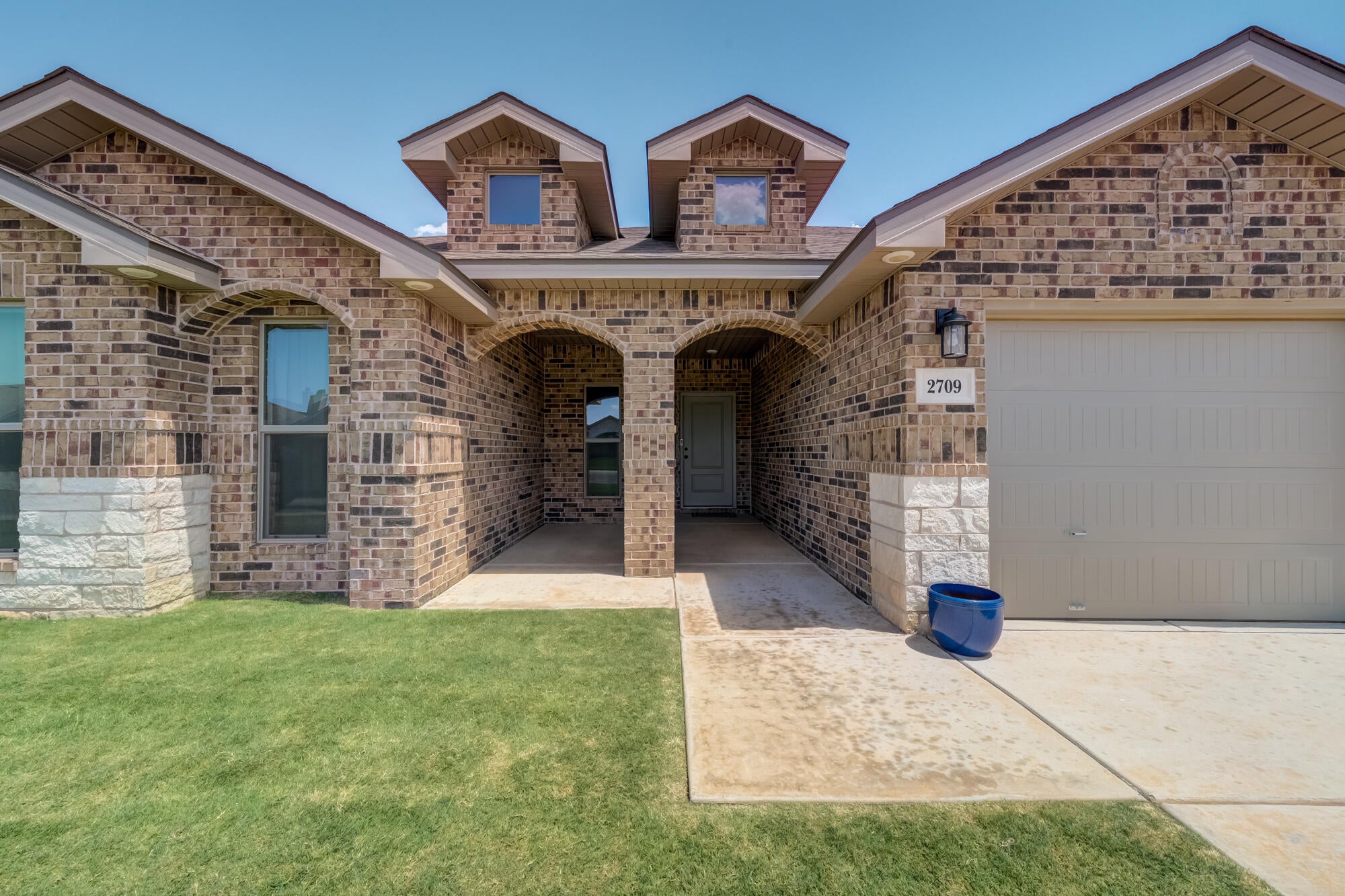 2709 Volney Avenue - Photo 2