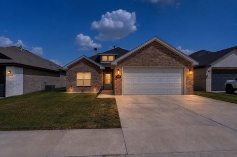 Photo of 1106 N Granby Avenue, Lubbock, TX 79416 (MLS # 202612243)