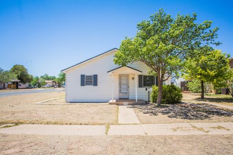 Photo of 1308 Avenue A, Levelland, TX 79336 (MLS # 202606447)