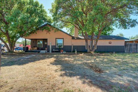 Photo of 2101 Avenue J, Tahoka, TX 79373 (MLS # 202606327)