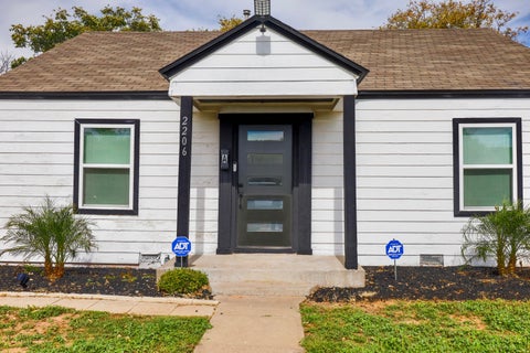 Photo of 2206 28th Street, Lubbock, TX 79411 (MLS # 202614554)