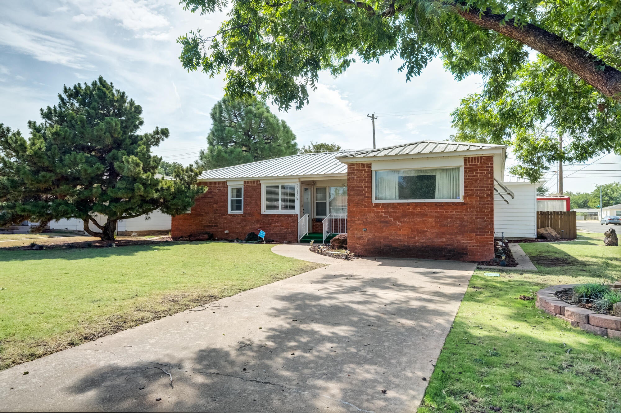 5019 40th Street - Photo 2