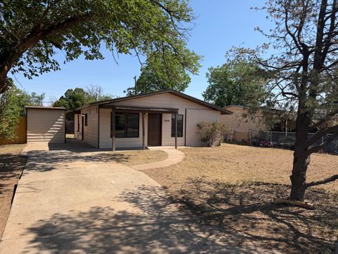 Photo of 1306 61st Street, Lubbock, TX 79412 (MLS # 202606973)