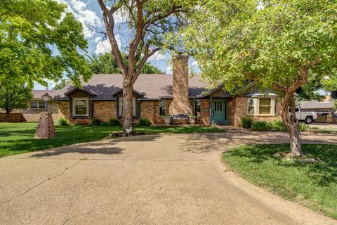 Photo of 902 Jefferson Street, Plainview, TX 79072 (MLS # 202609611)