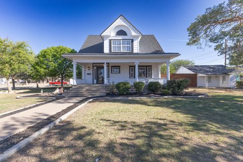 Photo of 212 W 9th Street, Plainview, TX 79072 (MLS # 202606141)