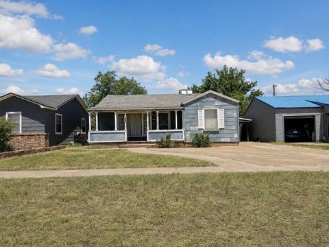 Photo of 205 11th Street, Levelland, TX 79336 (MLS # 202610384)