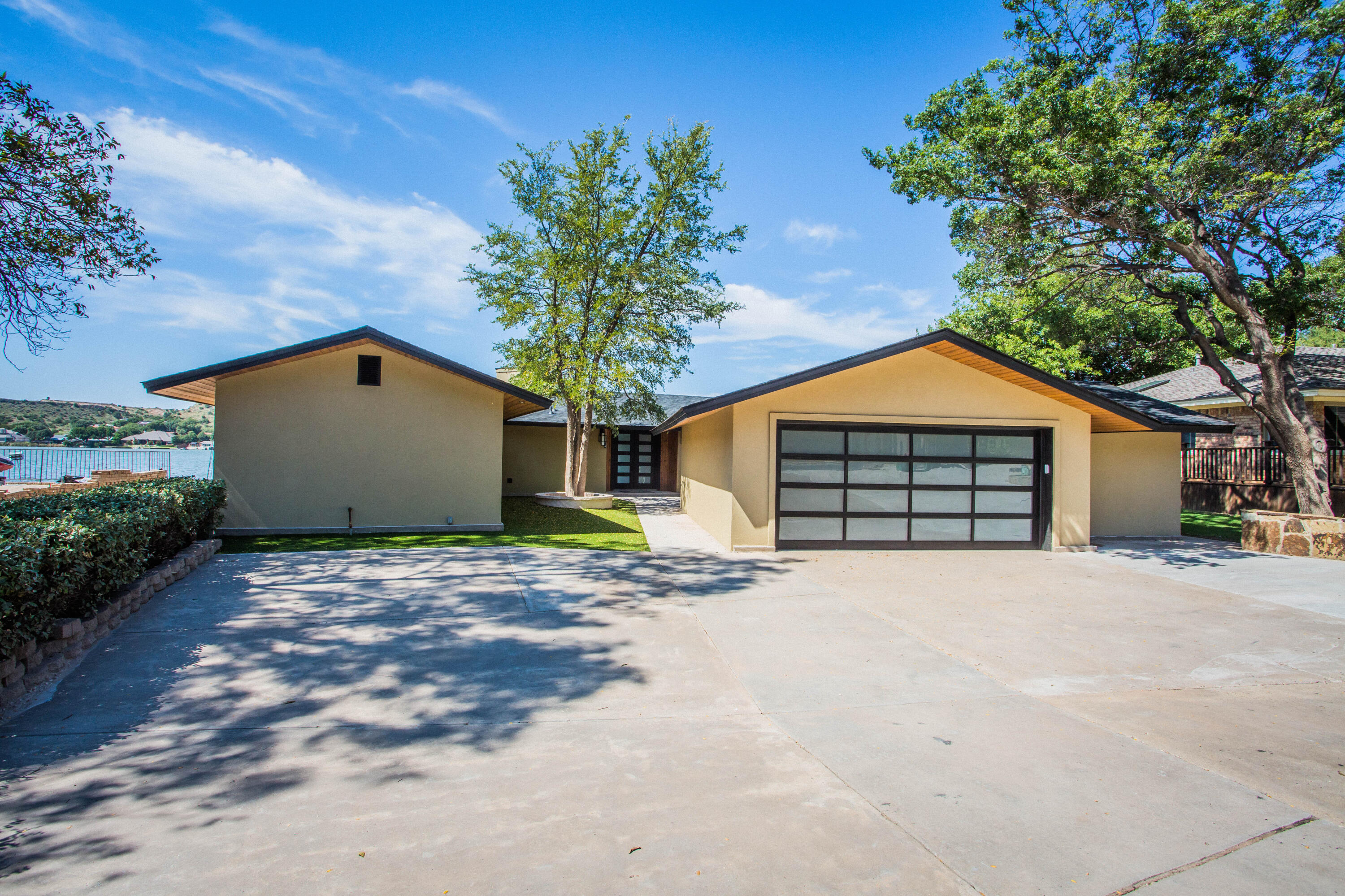 25 E Lakeshore Drive