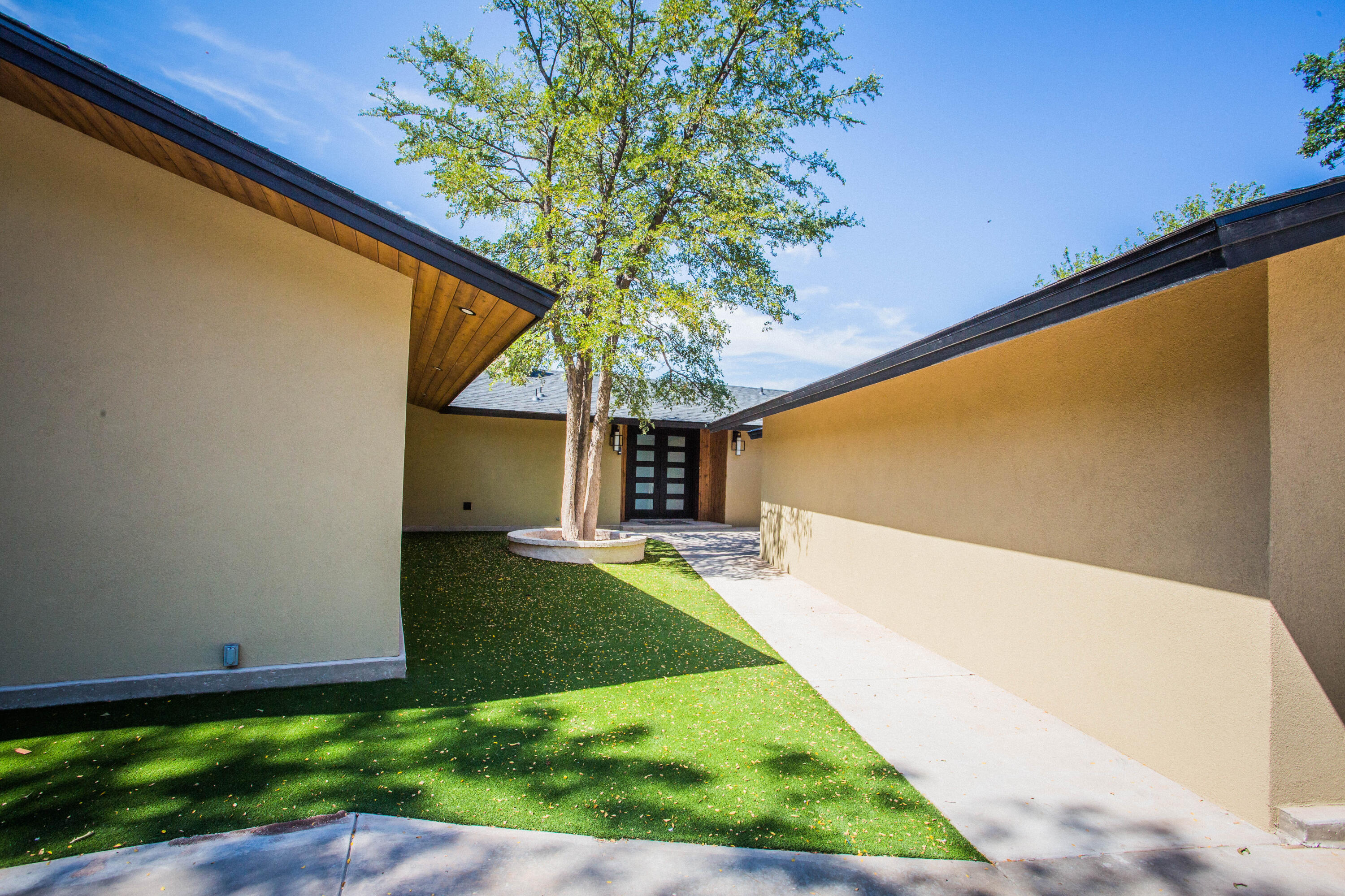 25 E Lakeshore Drive