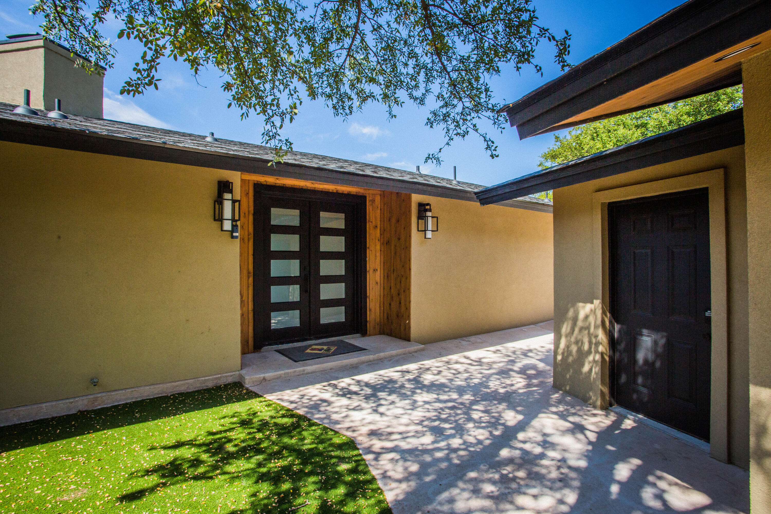 25 E Lakeshore Drive