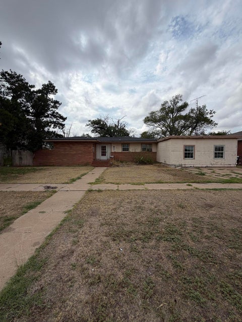 Photo of 207 N Bowie Avenue, Tulia, TX 79088 (MLS # 202613474)