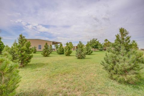 A home in Ropesville