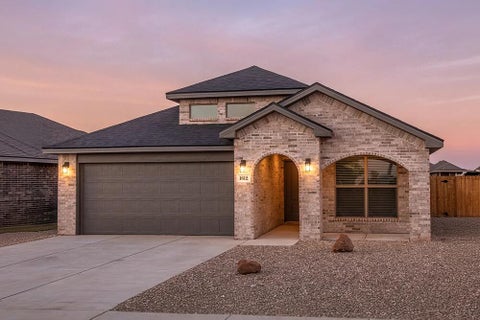 Photo of 1318 Saratoga Avenue, Lubbock, TX 79416 (MLS # 202609928)