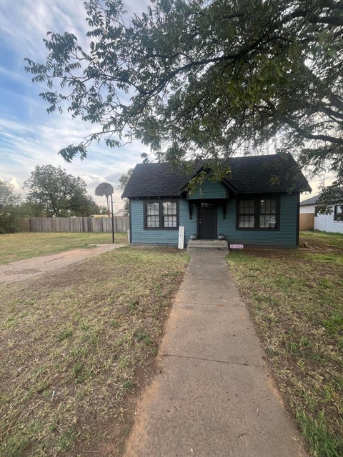 Photo of 2129 N 1st Street, Tahoka, TX 79373 (MLS # 202613526)