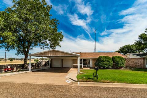 Photo of 325 Apache Trail, Tulia, TX 79088 (MLS # 202611146)