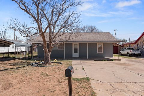 Photo of 805 Avenue C, Levelland, TX 79336 (MLS # 202603521)