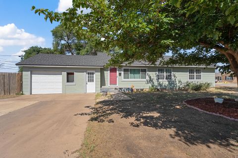 Photo of 1602 Avenue B, Levelland, TX 79336 (MLS # 202607415)