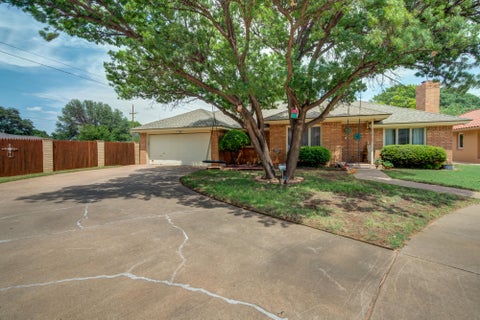Photo of 8201 Bangor Avenue, Lubbock, TX 79424 (MLS # 202609093)
