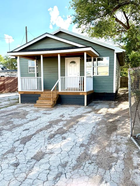 Photo of 911 N Date Street, Plainview, TX 79072 (MLS # 202609894)