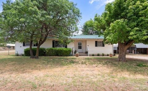 Photo of 801 4th Street, Smyer, TX 79367 (MLS # 202606108)