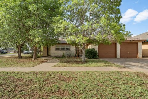 Photo of 202 11th Street, Levelland, TX 79336 (MLS # 202608280)