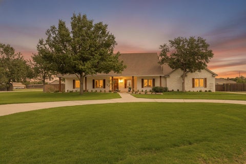 Photo of 6506 15th Drive, Lubbock, TX 79416 (MLS # 202612038)