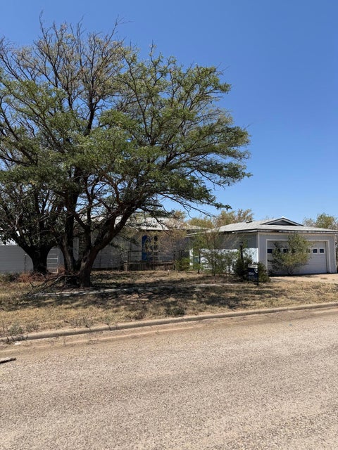 Photo of 113 Madison Avenue, Lorenzo, TX 79343 (MLS # 202612350)
