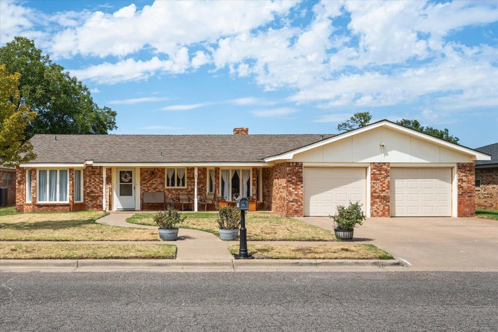 Photo 1 of 37 — 5720 70th Place, Lubbock, TX 79424